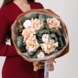 zimnij buket s nezhnymi rozami i elkoj 4